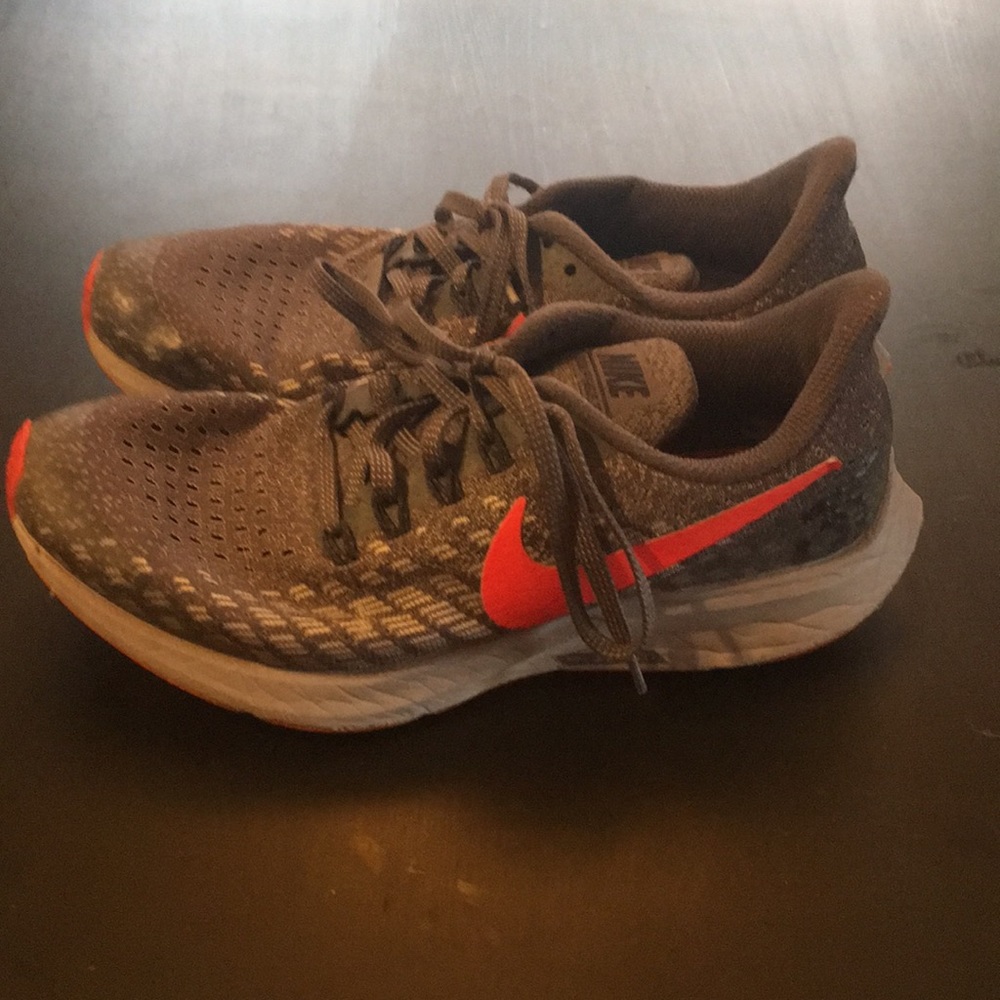 Nike zoom Pegasus 35 / size 5 Y / Gray, Red. - Picture 4 of 7